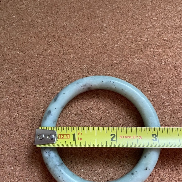 Vintage polished flecked moss Jade bangle - Picture 4 of 4